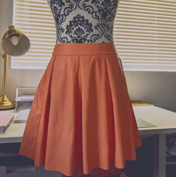Super cute vegan leather skirt in XS! EUC - Picture 1 of 5